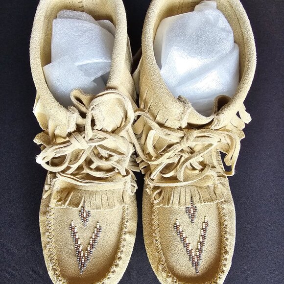Minnetonka Women's Size 8.5 Fringe Rubber Soled Beaded Tan Moccasins - Picture 2 of 9